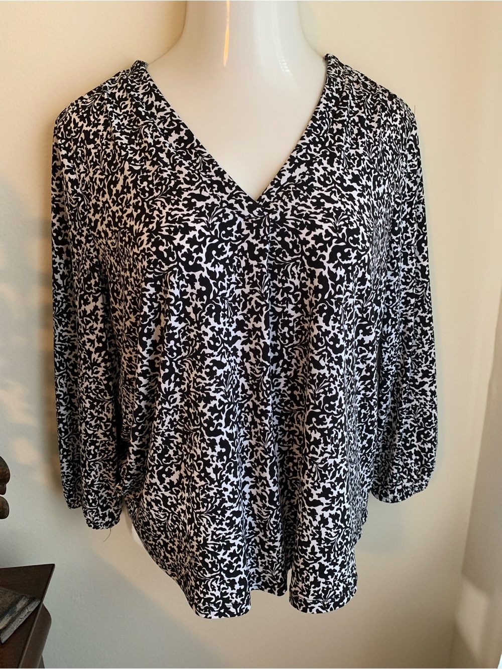 NWT-VINCE CAMUTO BLACK AND WHITE BLOUSE